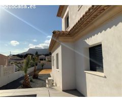 Villa con piscina infinita en zona tranquila y acabados de calidad