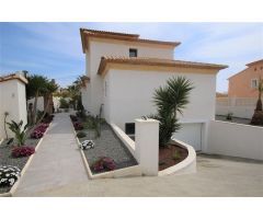 Villa con piscina infinita en zona tranquila y acabados de calidad