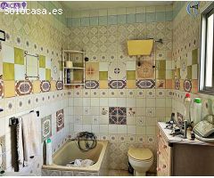Parcela con vivienda para reformar y piscina en el Fontanal (Chiclana)