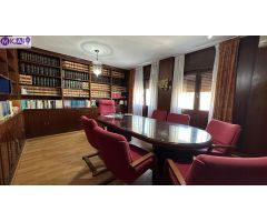 A la venta, gran vivienda en Avenida de Andalucía