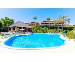 Magnifico apartamento entre Estepona y Marbella, urbanización de lujo.