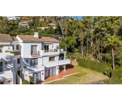 Este dúplex adosado situado en el pintoresco Soto de la Quinta en Benahavis