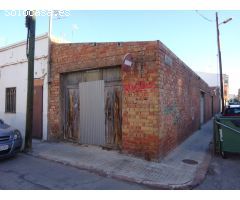PATIO EN VENTA, DÁ A DOS CALLES
