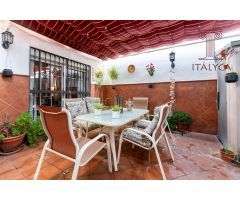Casa de cuatro dormitorios en  Urbanización Jardines del Carmen