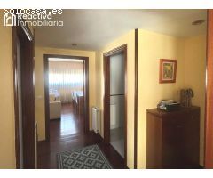 Chalet adosado, con un pequeño jardincito, y con garaje.