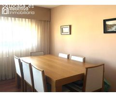 Chalet adosado, con un pequeño jardincito, y con garaje.