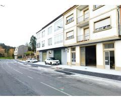 Edificio de planta baja, dos plantas y bajo cubierta, con terraza y jardín
