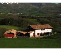 Singular caserío en la zona más espectacular del valle del Baztán