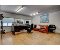 Amplia nave industrial con oficinas