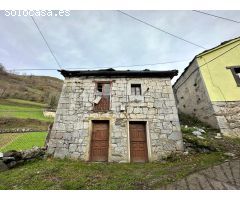 CASA DE PIEDRA PARA REFORMAR EN EL PUEBLO DE RIOALLER, PRINCIPADO DE ASTURIAS.