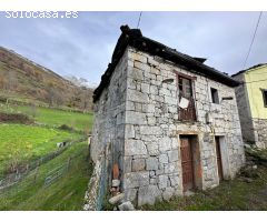 CASA DE PIEDRA PARA REFORMAR EN EL PUEBLO DE RIOALLER, PRINCIPADO DE ASTURIAS.