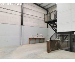 Nave industrial spacioso y luminoso a la salida de la A7 en Manilva!