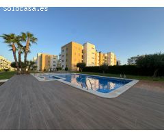 !Espaciosa y moderna ático de construcción nueva en Villa Martin 1 con piscina y parking!
