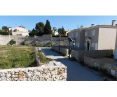 Se venden 62  parcelas urbanas, con 18 villas independiente hechas,9 villas a medias y 32 parcelas.