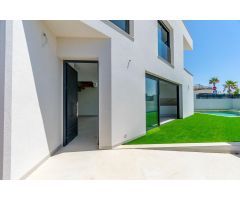 Exclusiva villa unifamiliar con piscina y jardín