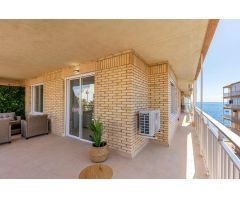 Exclusivo Piso Reformado en Primera Línea de Playa en Torrevieja con Amplia Terraza y Vistas al Mar