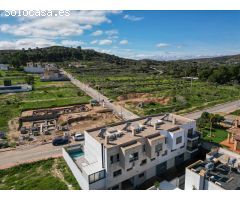 ???? ¡Oportunidad única en Bigastro! Villa pareada con piscina privada en Sector D6