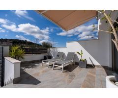 ???? ¡Oportunidad única en Bigastro! Villa pareada con piscina privada en Sector D6