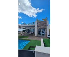 VILLA INDEPENDIENTE DE 5 DORMITORIOS CON SOLÁRIUM Y PISCINA PRIVADA -ZONA VILLAMARTÍN-