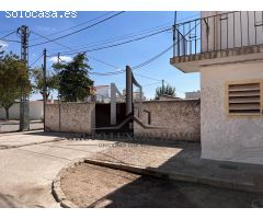 SE VENDE CASA ADOSADA PARA REFORMAR (AGUAS NUEVAS)