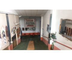 Se vende local comercial con excelente ubicación