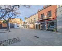 ¡Casa única en el corazón de Viladecans con local, varias terrazas y vistas a la iglesia!
