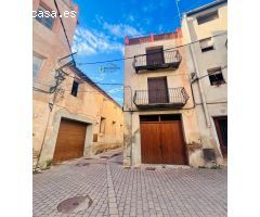 Oportunidad! Dos apartamentos con un almacen  en centro del pueblo