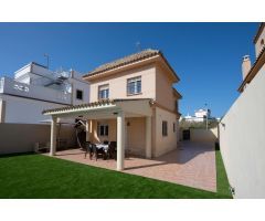 Excelente oportunidad, Chalet independiente en primera línea de playa en Chipiona