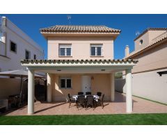 Excelente oportunidad, Chalet independiente en primera línea de playa en Chipiona