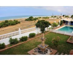UNICO Y EXCLUSIVO CHALET EN PRIMERISIMA LINEA DE PLAYA DE LA BARROSA