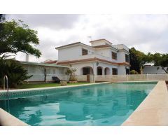 UNICO Y EXCLUSIVO CHALET EN PRIMERISIMA LINEA DE PLAYA DE LA BARROSA