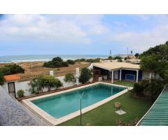 UNICO Y EXCLUSIVO CHALET EN PRIMERISIMA LINEA DE PLAYA DE LA BARROSA