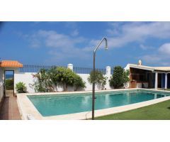 UNICO Y EXCLUSIVO CHALET EN PRIMERISIMA LINEA DE PLAYA DE LA BARROSA