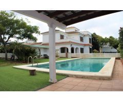 UNICO Y EXCLUSIVO CHALET EN PRIMERISIMA LINEA DE PLAYA DE LA BARROSA