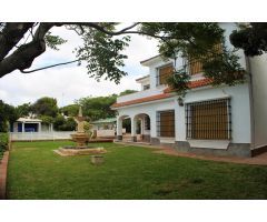 UNICO Y EXCLUSIVO CHALET EN PRIMERISIMA LINEA DE PLAYA DE LA BARROSA
