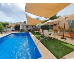 Se vende espectacular chalet con piscina privada en Torrevieja