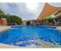 Se vende espectacular chalet con piscina privada en Torrevieja
