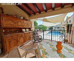 Se vende espectacular chalet con piscina privada en Torrevieja