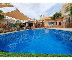 Se vende espectacular chalet con piscina privada en Torrevieja
