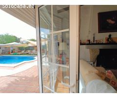 Se vende espectacular chalet con piscina privada en Torrevieja