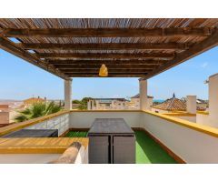 Acogedor chalet adosado en Los Altos, Torrevieja, con solárium privado y excelentes vistas al mar