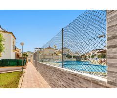 Acogedor chalet adosado en Los Altos, Torrevieja, con solárium privado y excelentes vistas al mar
