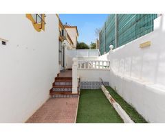 Acogedor chalet adosado en Los Altos, Torrevieja, con solárium privado y excelentes vistas al mar