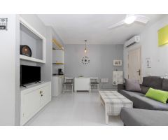 Acogedor chalet adosado en Los Altos, Torrevieja, con solárium privado y excelentes vistas al mar