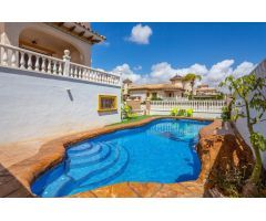 Oasis Familiar: Chalet con Piscina en Urbanización Privada