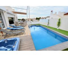 Exclusiva villa independiente con múltiples espacios privados en Blue Lagoon, Villamartín