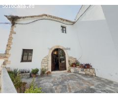 Masía histórica en el centro de Canyelles