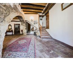 Masía histórica en el centro de Canyelles
