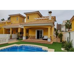 Chalet independiente estilo mediterráneo en La Regia con todas las comodidades