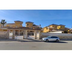 Chalet independiente estilo mediterráneo en La Regia con todas las comodidades